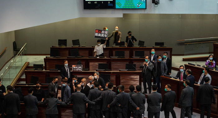 HK: sì Parlamento legge tutela inno Cina