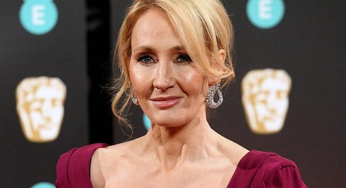 JK Rowling dopo lo scontro sui trans rivela abusi subiti