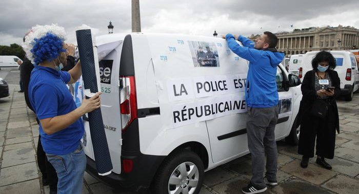 Parigi, poliziotti in corteo