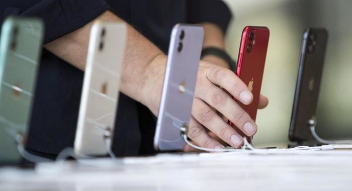 Smartphone, ricavi Europa Ovest a -10%