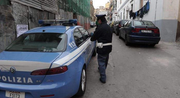 Tensioni a Napoli durante controlli PS