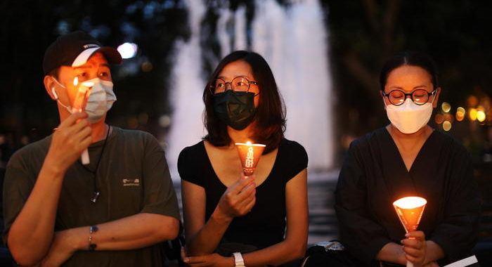 Tienanmen: migliaia candele a Hong Kong