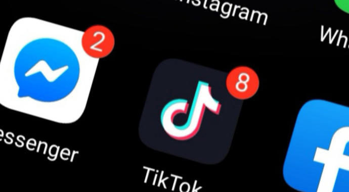 TikTok insidia YouTube, ragazzi passano stesso tempo