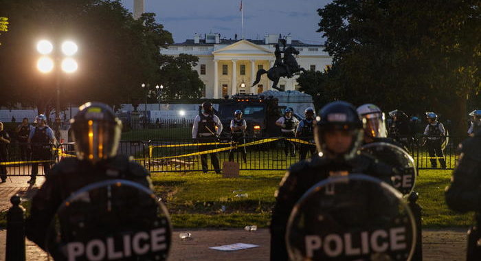 Trump in bunker Casa Bianca 3 giorni fa