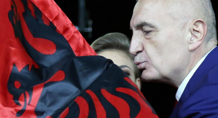 Albania: parlamento vota contro rimozione presidente Meta