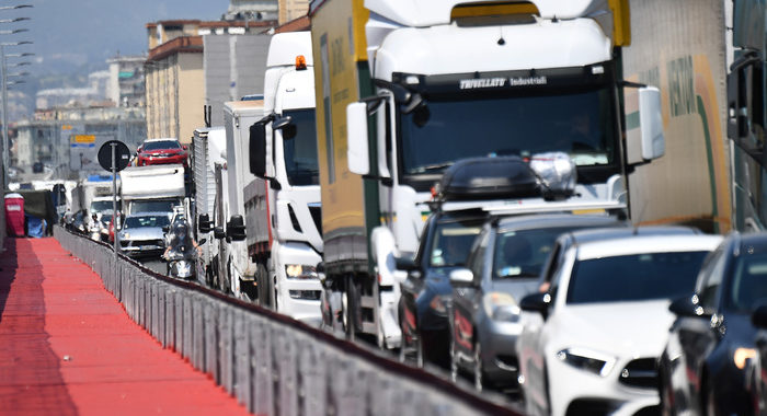 Autostrade: Genova protesta, colonna tir