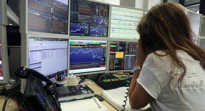 Borsa: Milano sale a +1,9%, in testa le banche