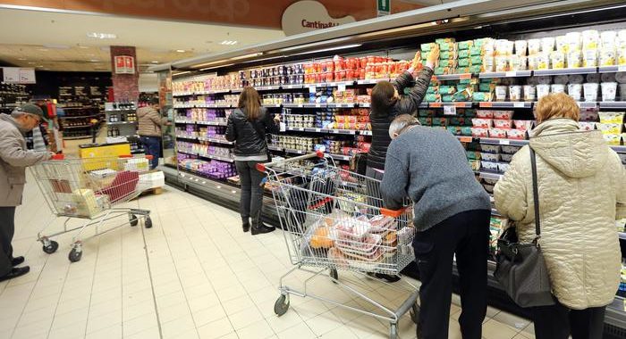 Censis, italiani impauriti e incerti, cresce il risparmio