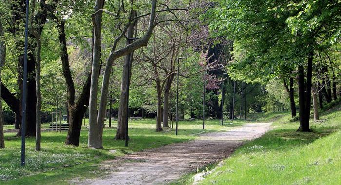 Donna violentata in parco a Milano