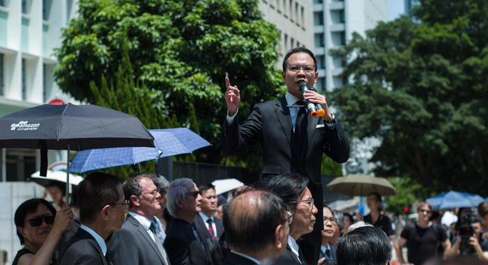 Hong Kong: esclusi da elezioni candidati pro democrazia