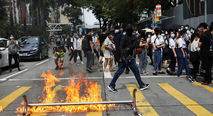 ++ Hong Kong: polizia, eseguiti finora oltre 30 arresti ++