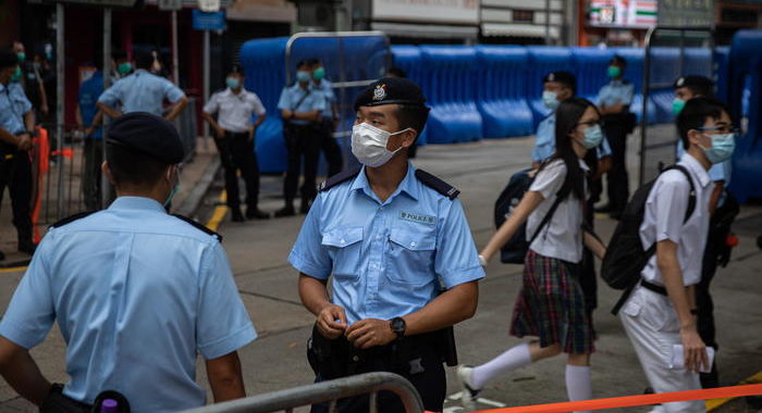 Hong Kong:Gb impone embargo su armi e mezzi di polizia