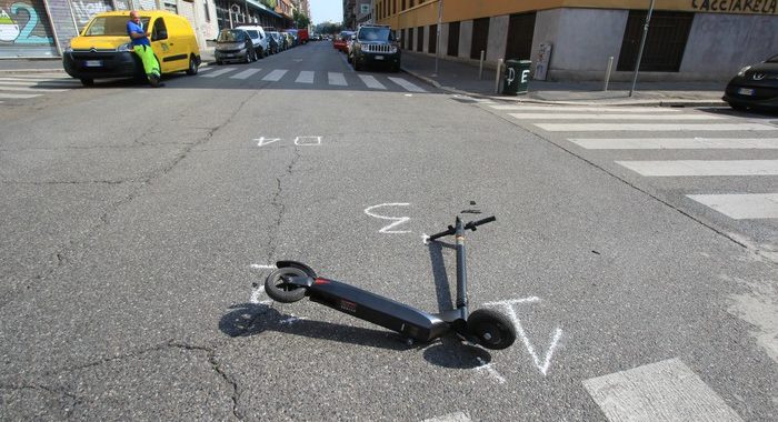 In monopattino contro autocarro, grave