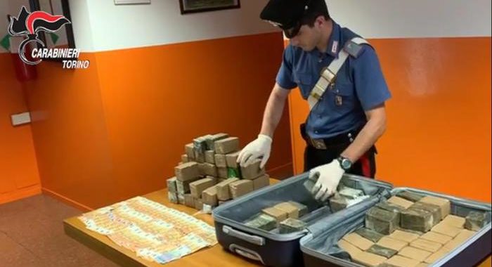 In taxi con 400mila euro di hashish, tre