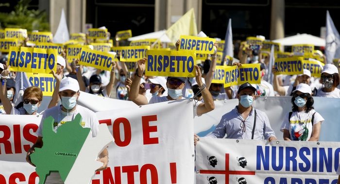 Infermieri in piazza a Milano:’Rispetto’