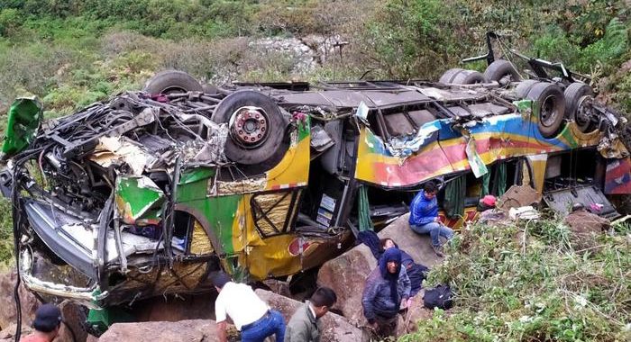 Perù: minibus precipita in scarpata, 11 morti