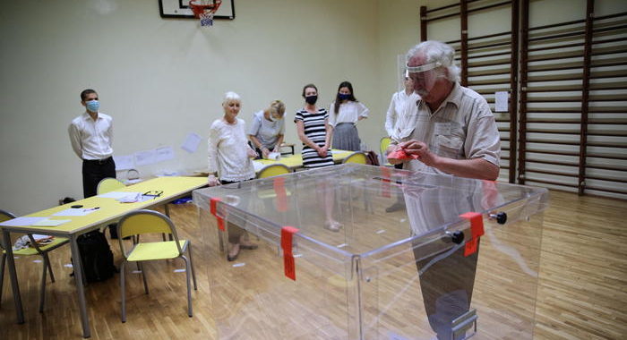 Polonia: al via voto per ballottaggio presidenziali