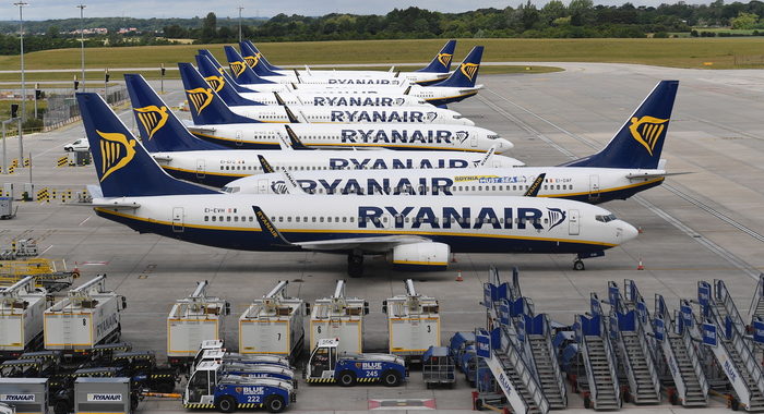 Ryanair, profondo rosso in primo trimestre, perde 185 mln