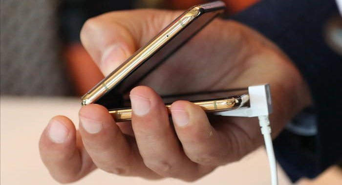 Samsung come Apple, prossimo smartphone senza caricabatteria