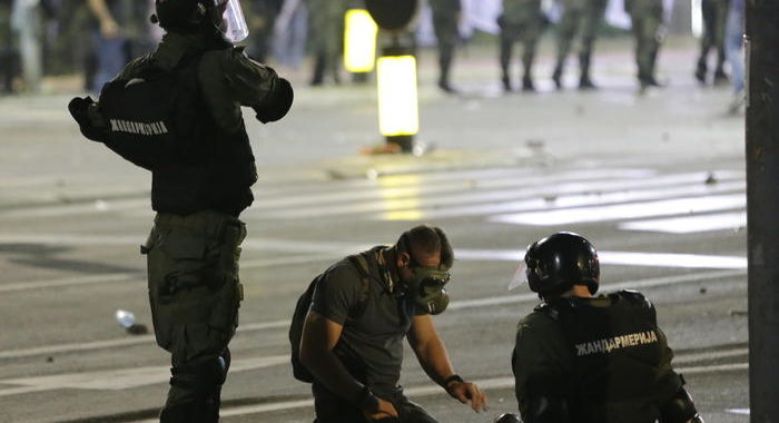 Serbia: scontri Belgrado, 14 agenti feriti e 71 arresti