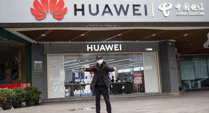 Svolta di Johnson sul 5G, pronto a bandire Huawei
