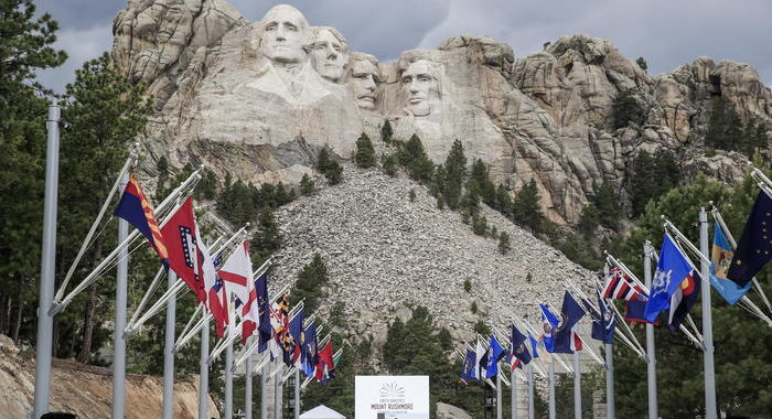 Trump a Mount Rushmore, no a mascherine