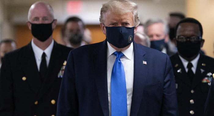 Trump, prima volta con la mascherina