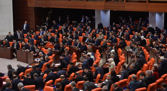 Turchia: Sentop confermato presidente del Parlamento