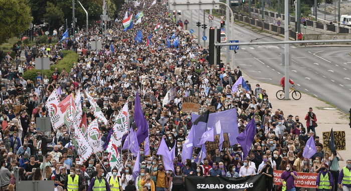 Ungheria: migliaia in piazza per la libertà di stampa