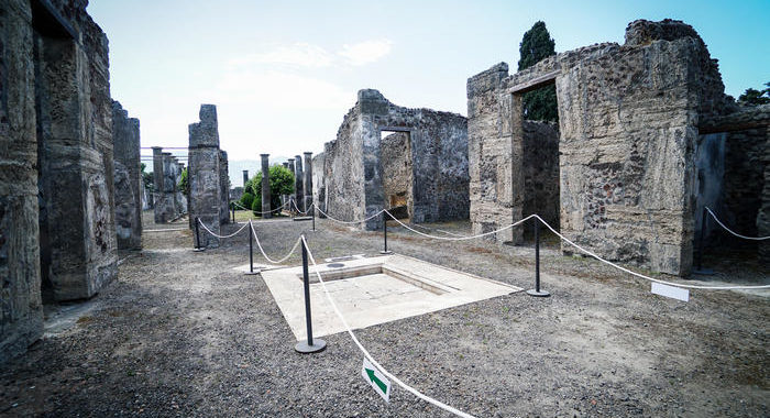 A Pompei sale su tetto Terme per scattare foto