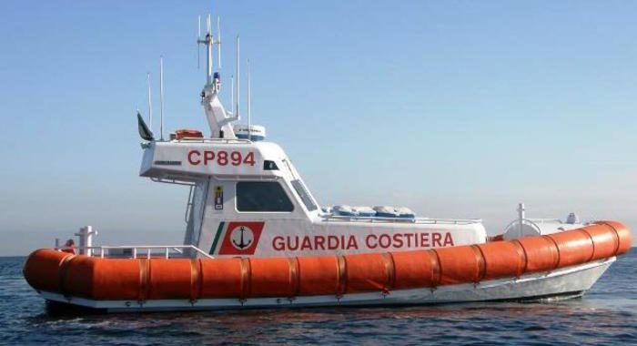 Accusa malore su traghetto, soccorsa in mare da Capitaneria