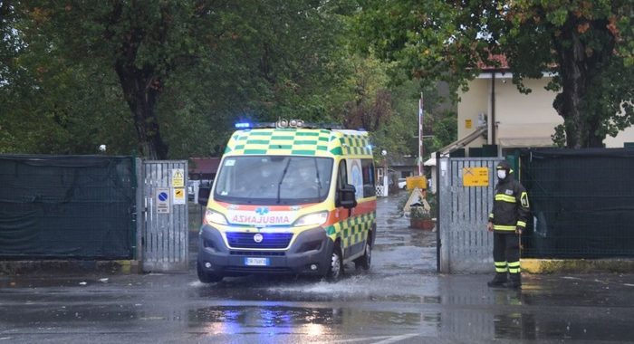 Albero cade su tenda in camping, morta anche la sorella 14/enne