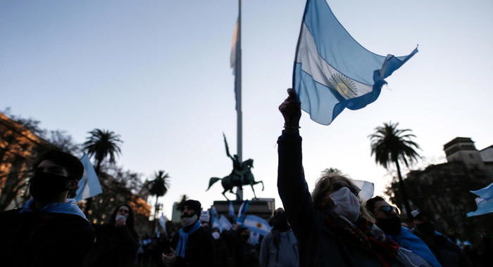 Argentina, in piazza contro il governo e le misure antivirus