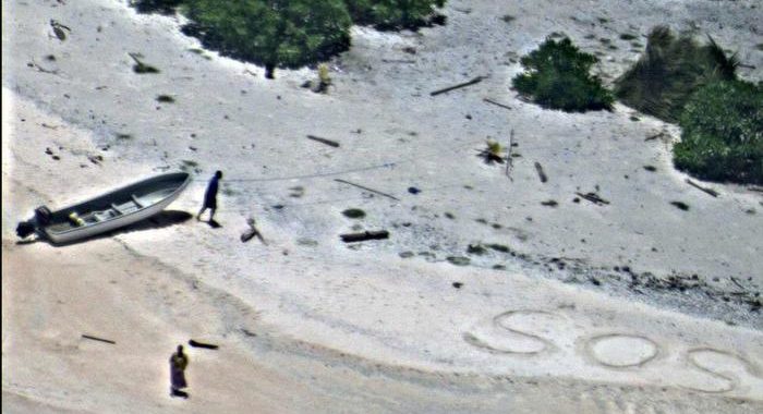 Australia: marinai naufragati salvati da ‘Sos’ sulla sabbia