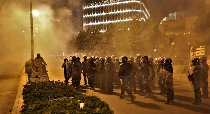 Beirut, 730 i feriti negli scontri