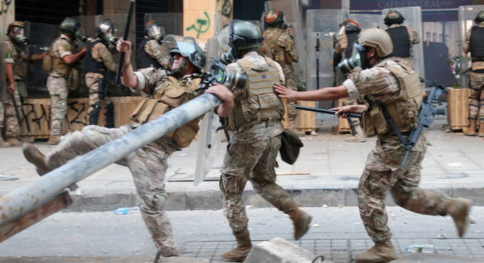 Beirut, esercito sgombera ministero degli Esteri