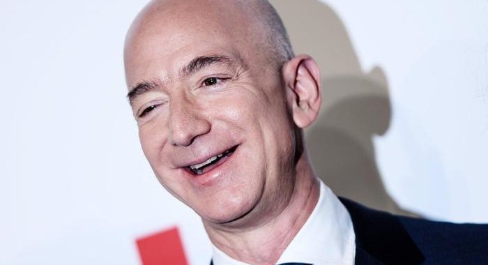 Bezos sempre più paperone, vale oltre 200 miliardi