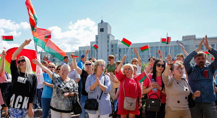 Bielorussia: decine di migliaia a ‘marcia per la libertà’