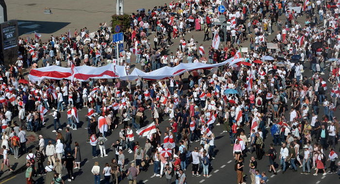 Bielorussia: decine di migliaia in piazza a Minsk