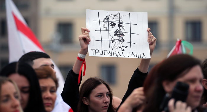 Bielorussia: decine di migliaia in piazza contro Lukashenko