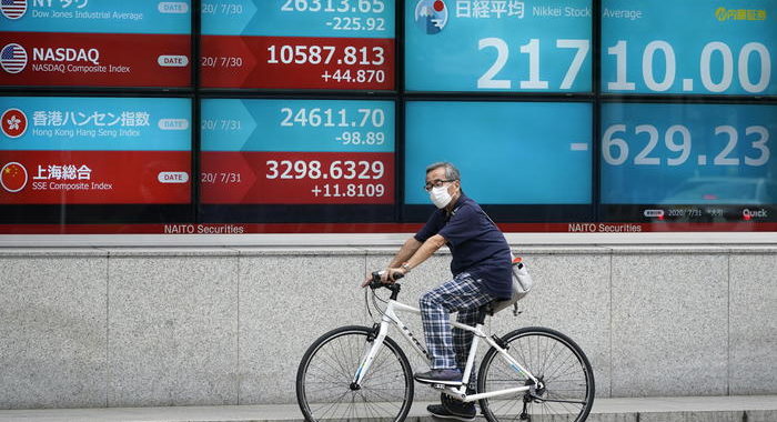 Borsa, Tokyo: apertura in lieve calo