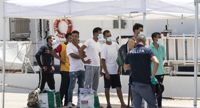 Coronavirus: 64 migranti positivi nell’hotspot di Pozzallo