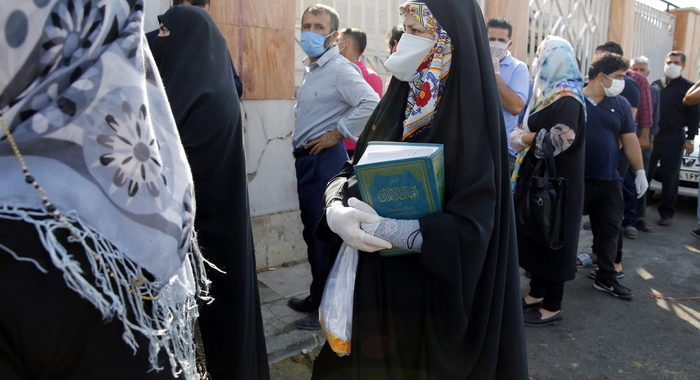 Coronavirus: Iran, 2.598 casi e 215 vittime in 24 ore