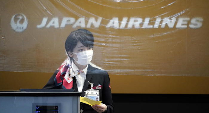 Coronavirus: Japan Airlines congela assunzioni universitari