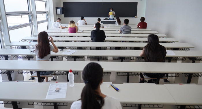 Coronavirus: Spagna, ‘benefici della scuola superano rischi’