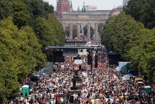 Coronavirus, polizia ferma corteo dei negazionisti a Berlino