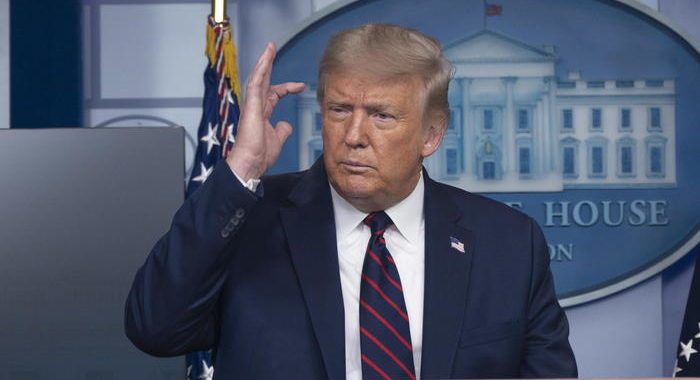 Facebook e Twitter stoppano Trump: disinforma sul virus