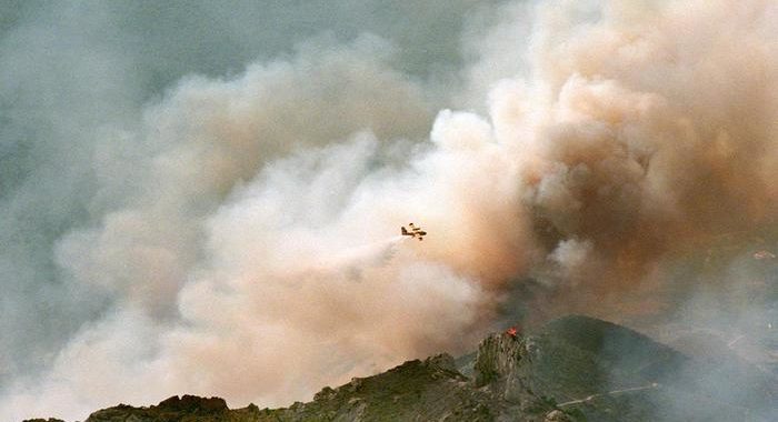 Francia: incendio vicino Marsiglia, evacuate 2.700 persone