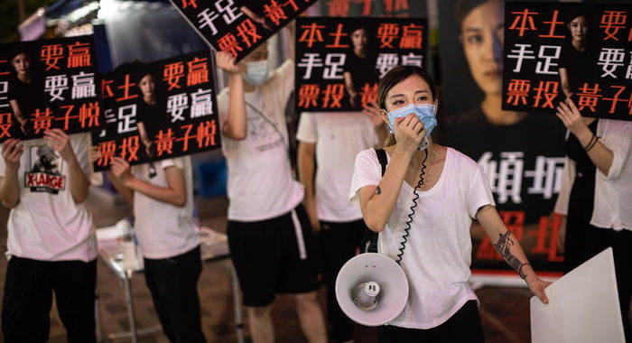 Hong Kong, due deputati arrestati