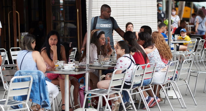 In Spagna chiudono le discoteche, restrizioni nei bar